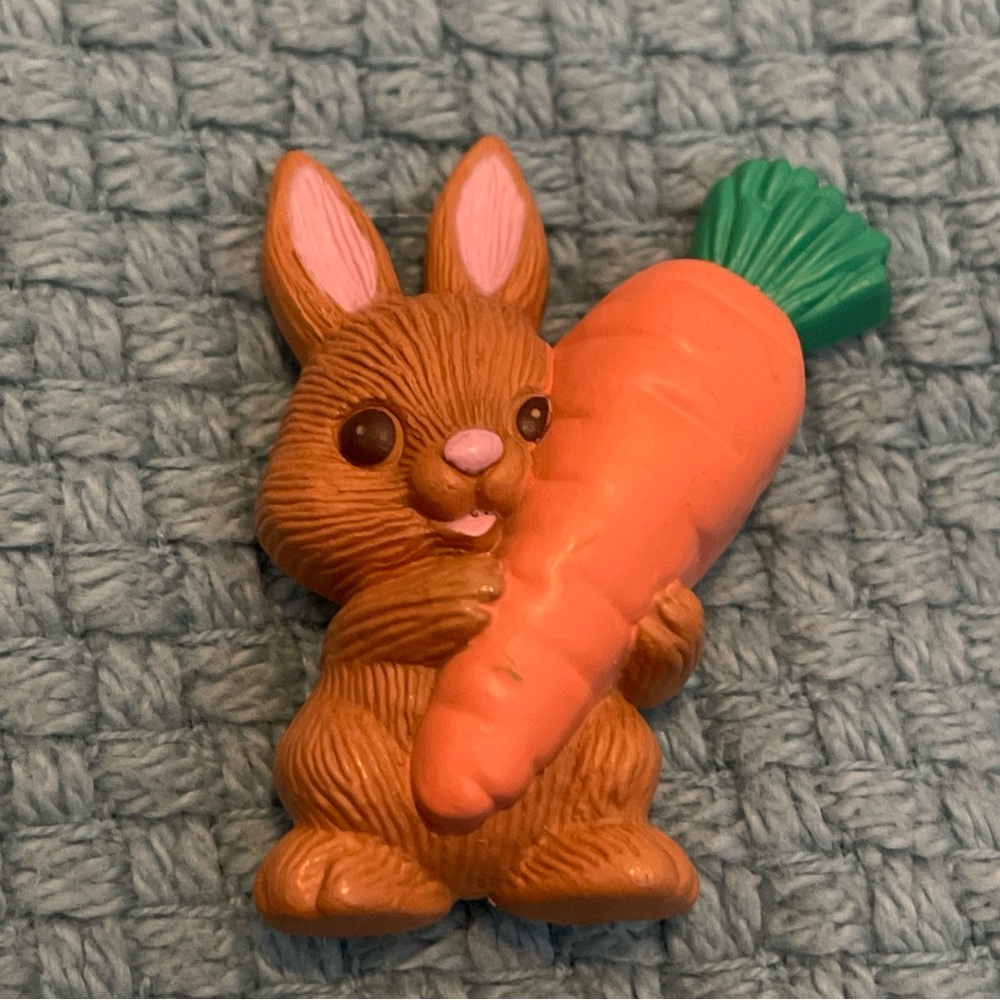 Hallmark Pin Easter Vintage Cute Rabbit Carrot Easter Bunny 1992 Brooch